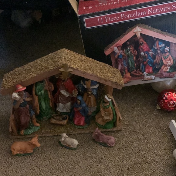 11 piece Porcelain Nativity Set - Picture 14 of 15